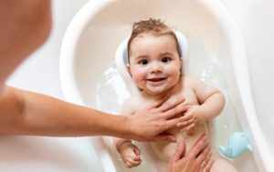 как купать ребенка +в ванночке